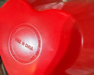 Red Plastic HeartShaped Bowls Set third image