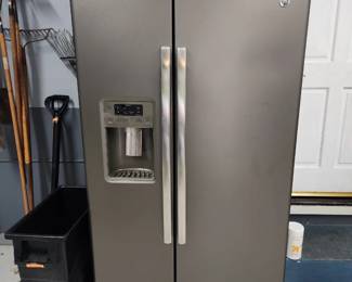 GE Refrigerator 2020, with water, ice and a light, model GSS25GMHGCES serial HH426105 300.00