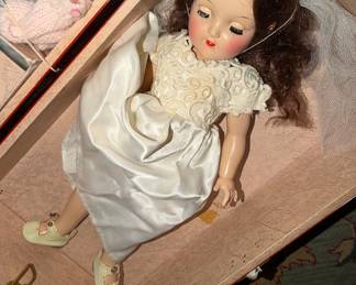Vintage 30's or 40's Doll Bride Madame Alexander ? I'll check..