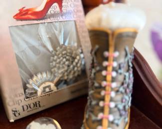 Costume jewelry, cameo and decorative trinkets