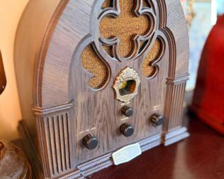 Antique 1930s wooden cathedral tombstone tube radio
