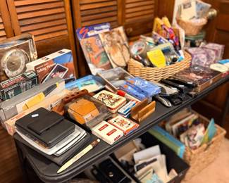 Table of assorted books, games and small collectibles