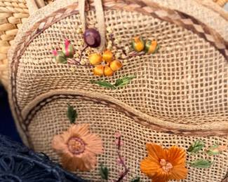 Straw handbag with embroidered flowers