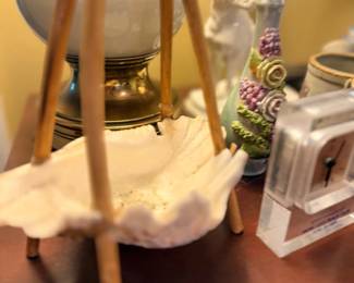 Ceramic shell-shaped basket dish with handle