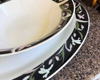 Black-rim floral pattern dinnerware set