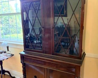 Mahogany broken-pediment china cabinet with lattice glass doors