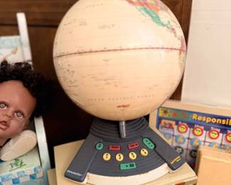 Electronic interactive learning globe