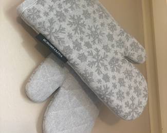 BCBGMAXAZRIA Silver Glitter Snowflake Oven Mitt