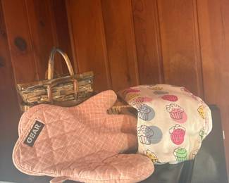 GEAR Oven Mitts and Cupcake-Patterned Pot Holder Set
