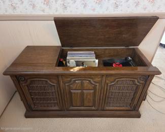 Magnavox console stereo AM/FM and turntable 