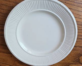 Creamware Dinnerware Set second image