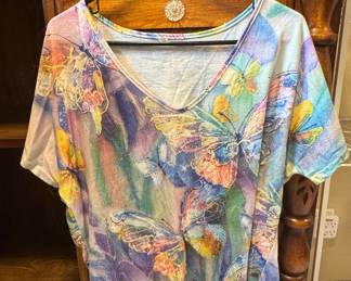 LOOWIE Butterfly Print V-Neck T-Shirt