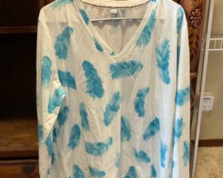 Exclusive Brand Feather Print V-Neck Long Sleeve Top