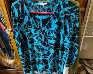 Dana Buchman Women's Blue and Black Abstract Print Crinkle Tunic Top