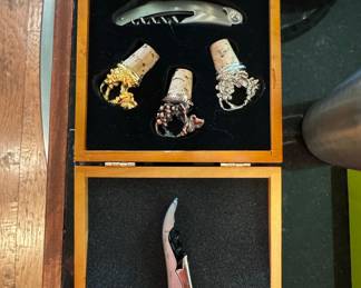 Wine Accessory Set with Waiter's Corkscrew and Grape Motif Stoppers