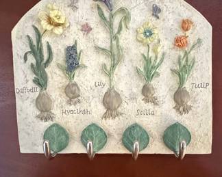 Hen-Feathers Floral Bulb Wall Hook Rack