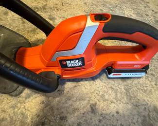 Black & Decker 20V MAX Lithium-Ion 22 in. Cordless Hedge Trimmer