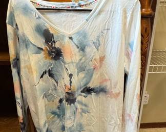 Women's XL "EXCLUSIVE" Watercolor Floral V-Neck Long Sleeve Top