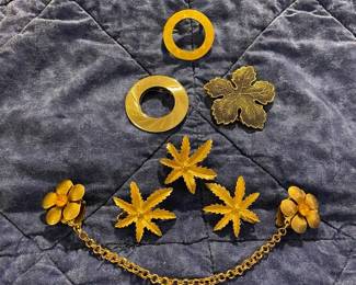 Goldtoned Jewelry sweater chain, Scarf Clips