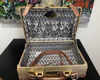 Streamline vanity case