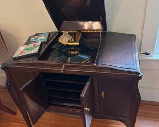 Victor Victrola VV-300 - beautiful condition with Records