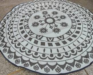Reversable waterproof straw outdoor rug 10' dismeter. Photos show only 25% of the rugs we have!