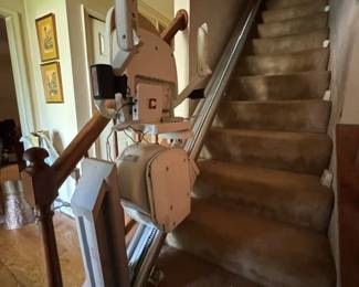 Acorn stair chair lift