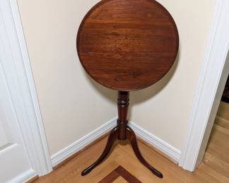 Round Tilt Top Table