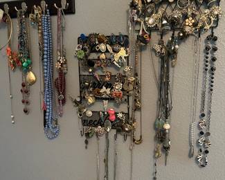 Costume jewelry/ brooches/ necklaces