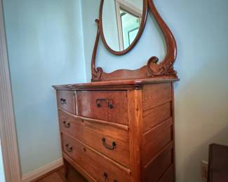Wooden antique dresser with 3 drawers and a mirror