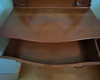 Wooden antique dresser with 3 drawers and a mirror