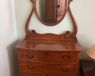 Wooden antique dresser with 3 drawers and a mirror
