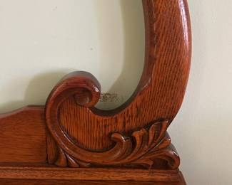 Wooden antique dresser with 3 drawers and a mirror - details picture