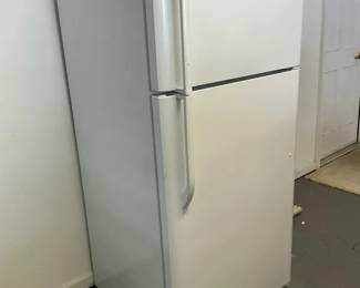 Frigidaire TopFreezer Refrigerator White