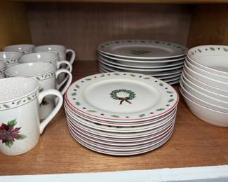 Merry Bright Dish Set