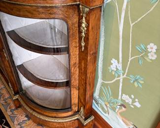 closer view of the end cabinets
