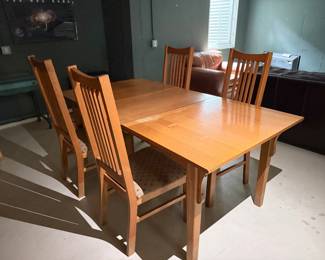 Solid Oak Mission Style Dining Table & 4 Chairs Set $200.00 