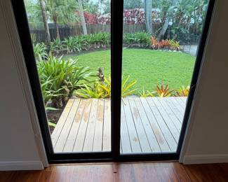 SLIDING DOOR