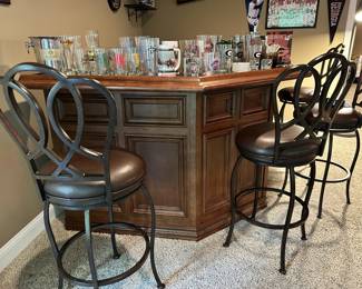 Beautiful bar and 4 stools