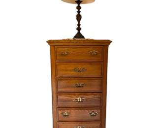 Broyhill 7Drawer Dresser W Detailed Lamp