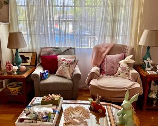 Glass and wood coffee table, lamps and armchairs