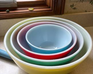 Like new Pyrex Nesting Bowls