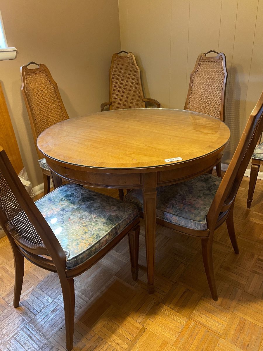 Mid century table with 2 leaves and 6 chairs