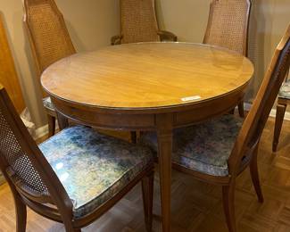 Mid century table with 2 leaves and 6 chairs
