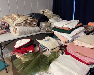 Bedding, tableware, placemats, blankets etc