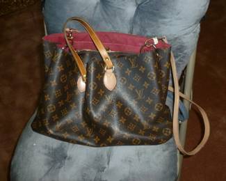 Authentic Louis Vuitton purse..handle has condition issues, otherwise in pretty good used condition