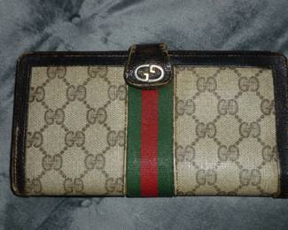Authentic Gucci Wallet..condition issues