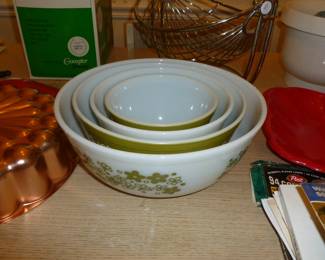 Awesome set of Pyrex bowls..excellent condition