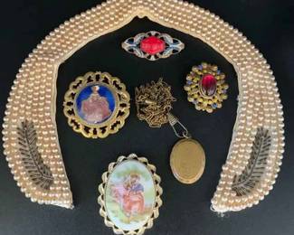 OR128VVintage Brooches Collar