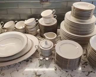 OR115Noritake Ivory China Dinnerware Set